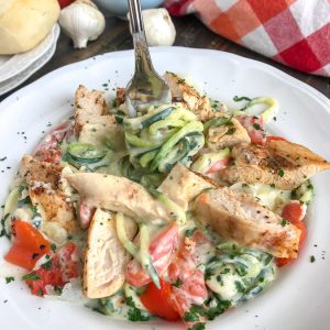 Grilled Chicken Cauliflower Alfredo with Zucchini Noodles | https://withpeanutbutterontop.comGrilled Chicken Cauliflower Alfredo with Zucchini Noodles | https://withpeanutbutterontop.com