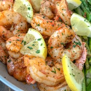  Lemon Garlic Butter Shrimp with Asparagus - this is an easy, light and healthy dinner option that can be on your table in 15 minutes. Buttery shrimp and asparagus flavored with lemon juice and garlic. #shrimp #healthy #onepan #lemonbuttershrimp | https://withpeanutbutterontop.com