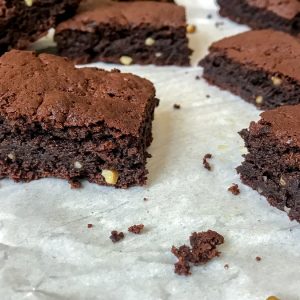 Skinny Double Chocolate Walnut Brownies - crispy on the outside, fudgy on the inside. Just like a brownie should be! These are the ultimate brownies when it comes to being low-calorie, super chocolatey, and easy to make. #brownies #chocolate #desserts #healthy | https://withpeanutbutterontop.com