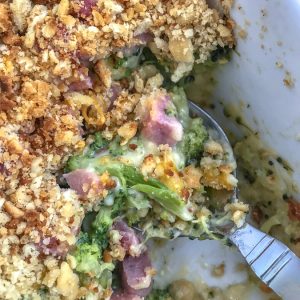 Cheesy Broccoli Ham Casserole - super simple and quick dinner option that your family is sure to love! Even the kiddos! #easydinners #broccoliandcheese #casserole | https://withpeanutbutterontop.com