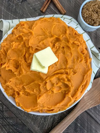 Creamy Mashed Sweet Potatoes - creamy, fluffy sweet potato perfection! Full of brown sugar, cinnamon flavoring, but on the lighter side! Perfect side dish for your holiday gatherings! #mashedsweetpotatoes #sweetpotatoes #thanksgiving #thanksgivingdinner | https://withpeanutbutterontop.com