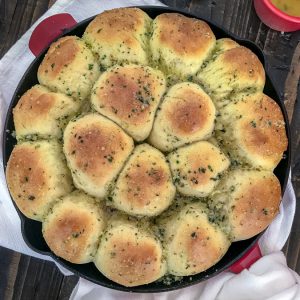 Garlic Parmesan Skillet Rolls - soft, fluffy and delicious dinner rolls made from scratch! Very easy to make, full of flavor, and sure to be a crowd pleaser! #dinnerrolls #rolls #skillet #easyrecipes #sidedish | https://withpeanutbutterontop.com