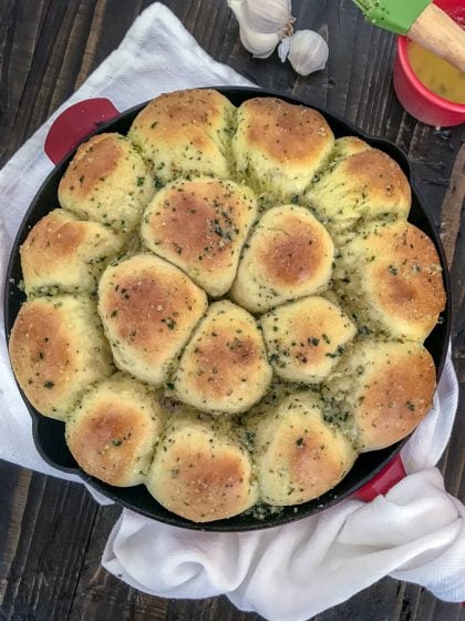 Garlic Parmesan Skillet Rolls - soft, fluffy and delicious dinner rolls made from scratch! Very easy to make, full of flavor, and sure to be a crowd pleaser! #dinnerrolls #rolls #skillet #easyrecipes #sidedish | https://withpeanutbutterontop.com