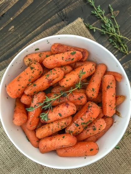 Maple Roasted Carrots - super simple and delicious side dish made with maple syrup, olive oil, and herbs. 5 minutes to prep and a great addition to any meal! #roastedcarrots #sidedish #easyrecipes #thanksgiving | https://withpeanutbutterontop.com