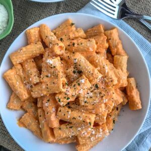 Roasted Red Pepper Rigatoni - an easy-to-make, light and healthy, yet satisfying, dish that comes together with a handful of ingredients in 20 minutes or less! #rigatoni #pasta #roastedredpepper | https://withpeanutbutterontop.com