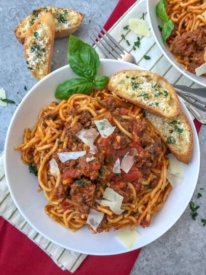 Easy Instant Pot Spaghetti - a super simple and flavorful spaghetti that comes together in about 30 minutes in one pot: meat, pasta, marinara and all! #easyrecipes #dinners #instantpot #spaghetti | https://withpeanutbutterontop.com