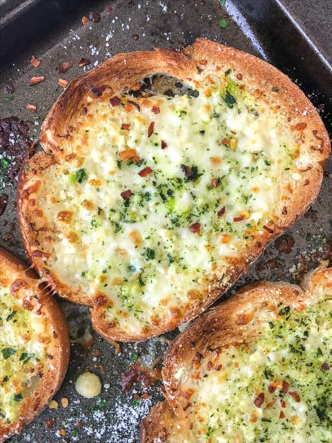 Easy and Quick Garlic Cheese Bread - super simple recipe that comes together in minutes with only a handful of ingredients guaranteed to already be in your kitchen! Cheesy, garlic bread perfection! #garliccheesebread #garlicbread #sidedish #pasta #spaghetti | https://withpeanutbutterontop.com