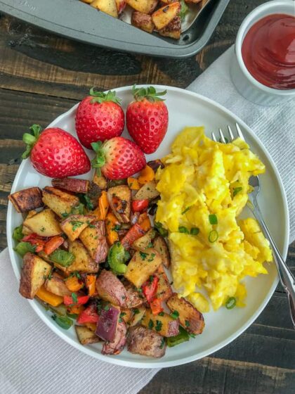 Easy Sheet Pan Breakfast Potatoes - the best and easiest way to make breakfast potatoes at home! Freezer-friendly and great for meal prepping! #breakfast #sheetpanrecipes #sheetpanmeals #sidedish #mealprep #freezerfriendly | https://withpeanutbutterontop.com