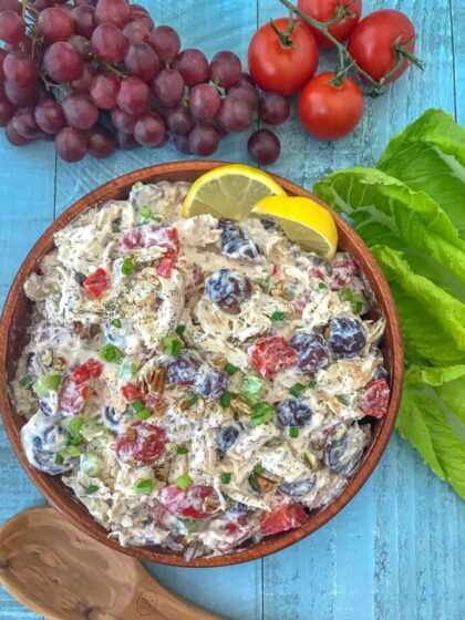 Healthy Garden Chicken Salad - an easy and quick lunch or meal prep option that comes together effortlessly! Loaded with vegetables and flavor! A great low-carb, high-protein meal option. #mealprep #lunch #healthychickensalad #chickensalad | https://withpeanutbutterontop.com