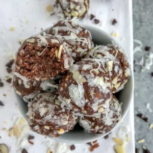 No-Bake Almond Joy Bites are the perfect snack that is easy to make, great for meal prepping and on-the-go, and help curb sweet tooth cravings without the guilt! #proteinballs #nobake #mealprep #almondjoy | https://withpeanutbutterontop.com