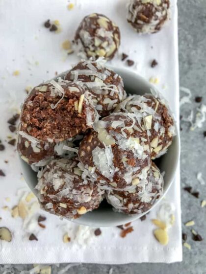 No-Bake Almond Joy Bites are the perfect snack that is easy to make, great for meal prepping and on-the-go, and help curb sweet tooth cravings without the guilt! #proteinballs #nobake #mealprep #almondjoy | https://withpeanutbutterontop.com