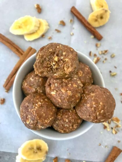 No-Bake Banana Bread Bites - easy, delicious and nutritious! The perfect make-ahead snack or treat to help you curb your sweet tooth! #bananabread #energyballs #nobake #oatmealballs | https://withpeanutbutterontop.com