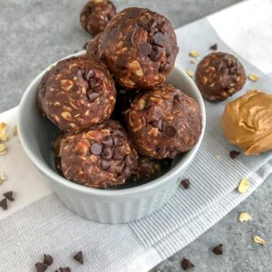 No-Bake Double Chocolate Peanut Butter Bites - a quick and simple treat that comes together in 10 minutes, is perfect for kids, and great for grabbing on the go! Chocolate, peanut butter, and oatmeal! #mealprep #oatmealbites #energybites #chocolate #peanutbutter | https://withpeanutbutterontop.com