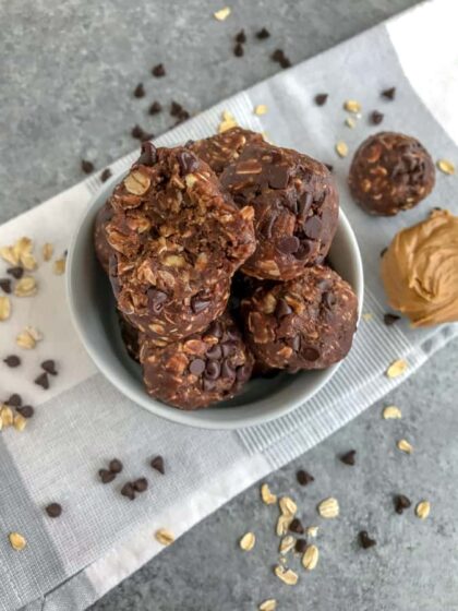 No-Bake Double Chocolate Peanut Butter Bites - a quick and simple treat that comes together in 10 minutes, is perfect for kids, and great for grabbing on the go! Chocolate, peanut butter, and oatmeal! #mealprep #oatmealbites #energybites #chocolate #peanutbutter | https://withpeanutbutterontop.com