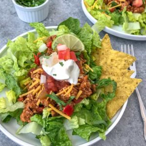 Skinny Taco Salad - try this recipe if you're looking for a low-carb, HEALTHIER taco salad option! Made with lean ground turkey, tomato sauce, salsa, and a delicious blend of seasonings! Full of flavor, perfect for #mealprep, and guaranteed to become a favorite of yours! #salads #mealprepsalad #easyrecipes | https://withpeanutbutterontop.com