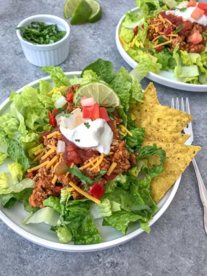 Skinny Taco Salad - try this recipe if you're looking for a low-carb, HEALTHIER taco salad option! Made with lean ground turkey, tomato sauce, salsa, and a delicious blend of seasonings! Full of flavor, perfect for #mealprep, and guaranteed to become a favorite of yours! #salads #mealprepsalad #easyrecipes | https://withpeanutbutterontop.com