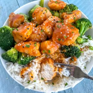 Sweet Sriracha Chicken Bowls - Chicken that is juicy, tender and coated in a sweet and spicy sticky combination of honey and sriracha. Everything comes together in 30 minutes and makes for the perfect dinner or meal prep option! #mealprep #sweetsriracha #sriracha #chicken | https://withpeanutbutterontop.com