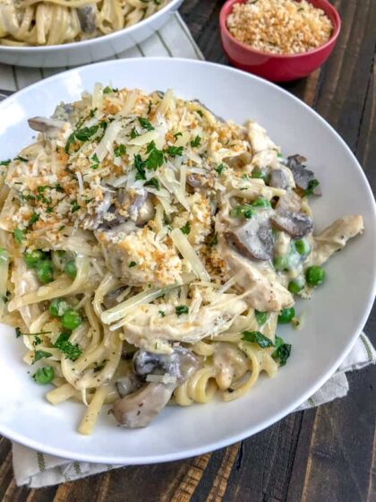 An easy and addicting comfort dish! All comes together in the Instant Pot and guaranteed to become a new family favorite! Chunks of chicken, beefy baby portobello mushrooms, and linguine - all in a creamy, parmesan cheese sauce. Truly addicting! #tetrazzini #chickentetrazzini #instantpot #pasta | https://withpeanutbutterontop.com