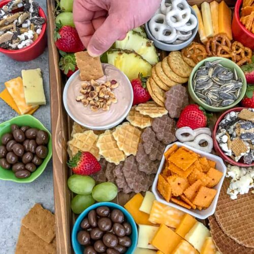 https://www.withpeanutbutterontop.com/wp-content/uploads/2019/02/Party-Grazing-Snack-Tray13-500x500.jpg