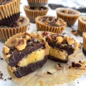 These bites are made with a handful of healthy ingredients, come together in 15 minutes, are kid-friendly and guaranteed to become your new go-to treat! Made with chocolate, bananas, peanut butter, coconut oil and hazelnuts - they are sure to be a hit! #chunkymonkey #frozenbites #chocolate #peanutbutter #bananabites #healthy | https://withpeanutbutterontop.com