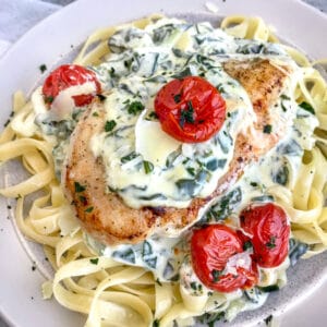 Creamy Chicken Florentine is the perfect date night recipe! The creamy spinach sauce is full of flavor, comes together in one pan, and is perfect served over pasta or rice! #chickenflorentine #creamyspinach #datenight #onepanrecipes | https://withpeanutbutterontop.com