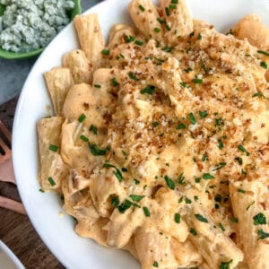 A combination of two amazing things: Buffalo Chicken + Macaroni & Cheese! If you have yet to combine buffalo chicken with pasta, then what are you waiting for?! Try this recipe! #pasta #buffalochicken #macaroniandcheese