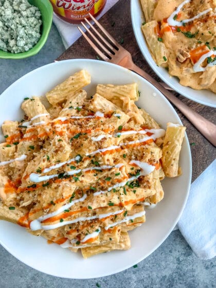 A combination of two amazing things: Buffalo Chicken + Macaroni & Cheese! If you have yet to combine buffalo chicken with pasta, then what are you waiting for?! Try this recipe! #pasta #buffalochicken #macaroniandcheese