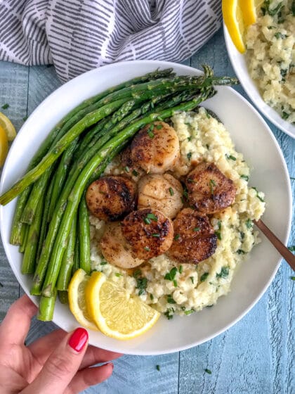 Learn how to make seared scallops like a professional chef! Easier than you think, cheaper than dining out, and pair well with Cauliflower Risotto! #searedscallops #cauliflower #risotto | https://withpeanutbutterontop.com