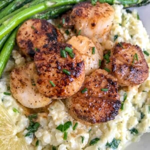 Learn how to make seared scallops like a professional chef! Easier than you think, cheaper than dining out, and pair well with Cauliflower Risotto! #searedscallops #cauliflower #risotto | https://withpeanutbutterontop.com