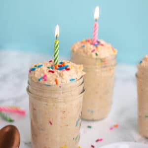 Birthday cake flavored overnight oats that are made with healthy ingredients!