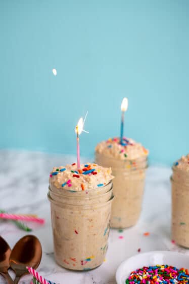 Birthday cake flavored overnight oats that are made with healthy ingredients!